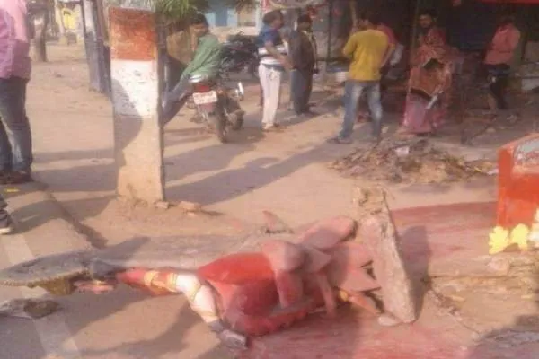 यूपी:गोरखपुर में दर्जनों क्षतिग्रस्त मूर्तियां सड़क पर मिली..भारी पुलिस बल मौक़े पर!