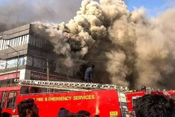 गुजरात:सूरत के एक कोचिंग सेंटर में आग लगने से क़रीब 26 लोगों की मौत..जान बचाने के लिए बिल्डिंग से कूदे छात्र..!