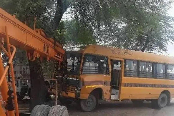 फतेहपुर:स्कूली बस और ट्रक की भिड़ंत में चार बच्चों सहित 30 लोग घायल..सभी घायलों का जिला अस्पताल में इलाज जारी!