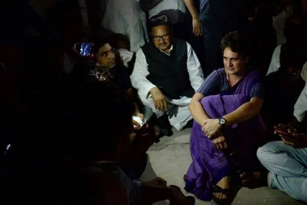 राजनीति:सोनभद्र नरसंहार-पीड़ितों से मिलने के लिए अड़ी प्रियंका गांधी..बिना सोए गुजार दी पुलिस हिरासत में पूरी रात!