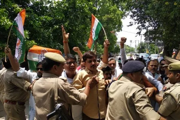 फतेहपुर:प्रदर्शन कर रहे कांग्रेसियों को पुलिस ने हिरासत में लिया..देर शाम छोड़ा!