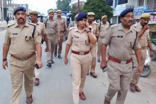 फतेहपुर:एसपी ने पुलिस बल के साथ किया पैदल मार्च..मनचलों के विरुद्ध अभियान चला कार्यवाही के निर्देश!