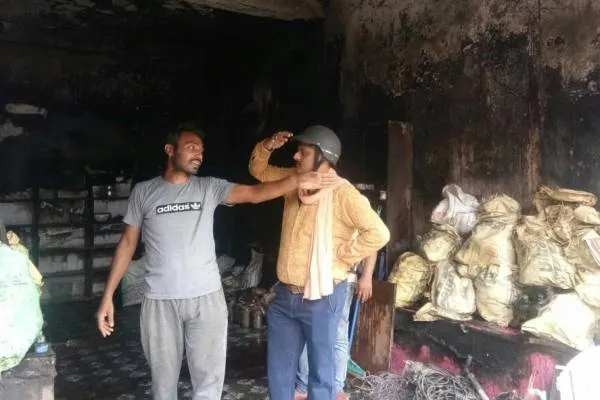 फतेहपुर:डीएम आञ्जनेय का जाता था जिस दुकान से सामान..वह जलकर खाक हो गई..!