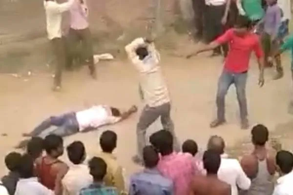 फतेहपुर:सिमौर हत्याकांड-पत्नी हत्यारे को भीड़ द्वारा दी गई दर्दनाक मौत का वायरल हुआ वीडियो..डीजीपी ने लिया संज्ञान..पांच गिरफ्तार.!