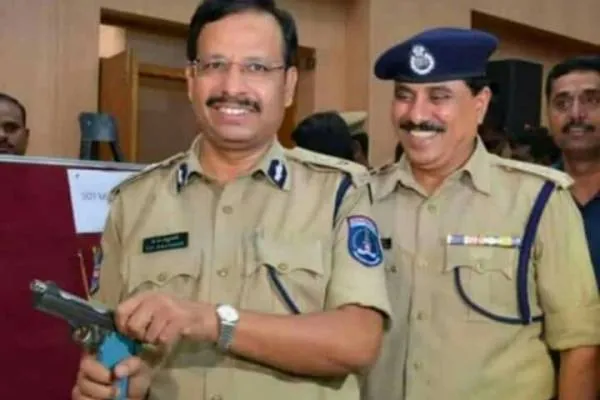 हैदराबाद एनकाउंटर:जिस पुलिस अधिकारी के नेतृत्व में हुआ रेपिस्टों का एनकाउंटर..उन्हें क्यों कहते हैं लोग 'एनकाउंटर मैन'..!