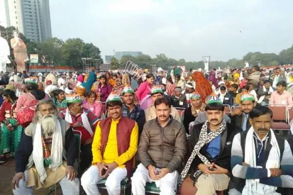 राजनीति:कांग्रेस की 'भारत बचाव रैली' शुरू..भारी संख्या में कार्यकर्ता रामलीला मैदान में जुटे..!