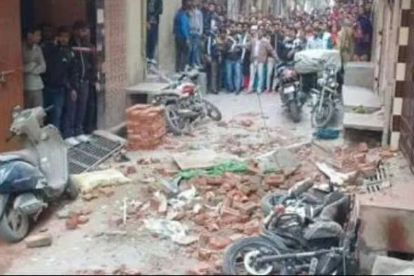 दिल्ली:अचानक गिर गई कोचिंग सेंटर की छत..अब तक आधा दर्जन छात्रों की मौत..!