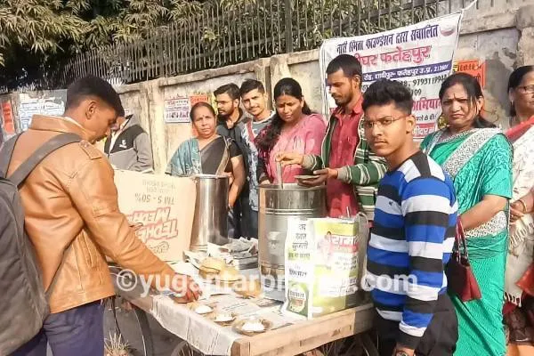 UP:फतेहपुर में हो रही सेना भर्ती में प्रतिभागियों की इस तरह मदद कर रहा है रोटी घर..!