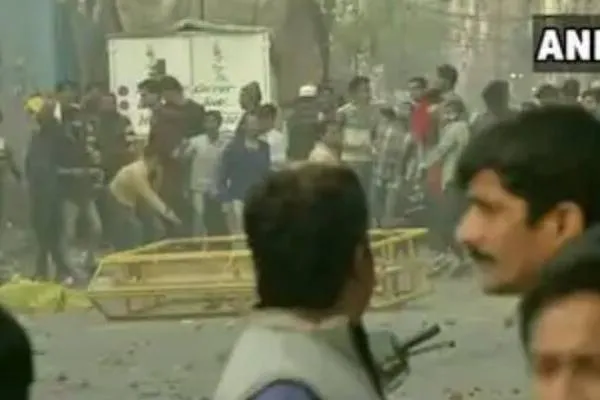 CAA विरोधियों और समर्थकों के बीच जमकर पथराव..पुलिस ने किया लाठीचार्ज..दागे आँसू गैस के गोले..!