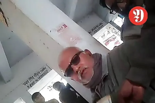 UP:फतेहपुर में लेखपालों का भ्रष्टाचार चरम पर..फ़िर वायरल हुआ घूसख़ोरी का वीडियो..!
