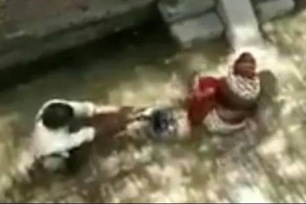 UP:दिल दहला देने वाली घटना..दिव्यांग युवक ने महिला को सरेआम गोलियों से भूना..तमाशबीन भीड़ बनाती रही वीडियो..!