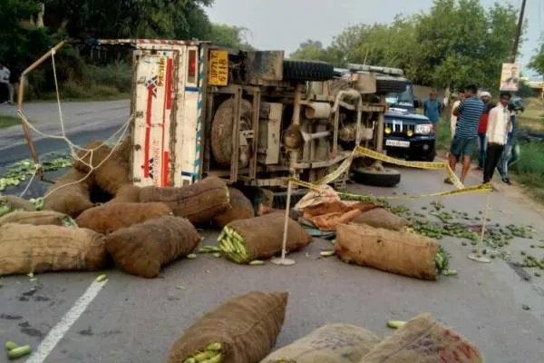 lockdown:फतेहपुर से पिकअप में सब्जी लेकर मंडी जा रहे किसान सड़क हादसे का शिकार..एक की मौत,आठ घायल..!