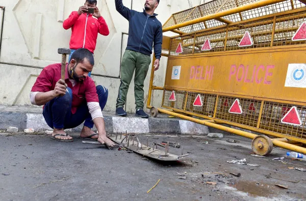 Kisan Andolan Updates:गाजीपुर बार्डर पर लगी कीलें उखाड़ दी गईं