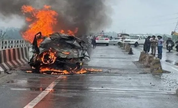 Road accident In Saharanpur : देहरादून-अंबाला हाइवे पर ट्रक की टक्कर से लगी भीषण आग, कार सवार चार की मौत