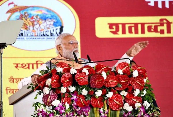 Narendra Modi In Gorakhpur:  गीता प्रेस ट्रस्ट नहीं बल्कि मन्दिर है,वन्दे भारत ट्रेन को हरी झंडी दिखा प्रधानमंत्री नरेंद्र मोदी ने किया रवाना