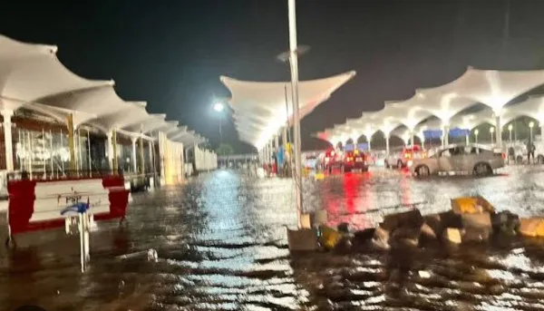 Gujarat Flood : गुजरात में बारिश से हाहाकार,अब एयरपोर्ट में घुटनों तक पानी