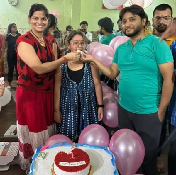 First Menstruation Celebration : बेटी के फर्स्ट पीरियड आने पर माता-पिता ने Happy Periods Day गाकर कटवाया केक और दी शानदार पार्टी,हर तरफ हो रही चर्चा