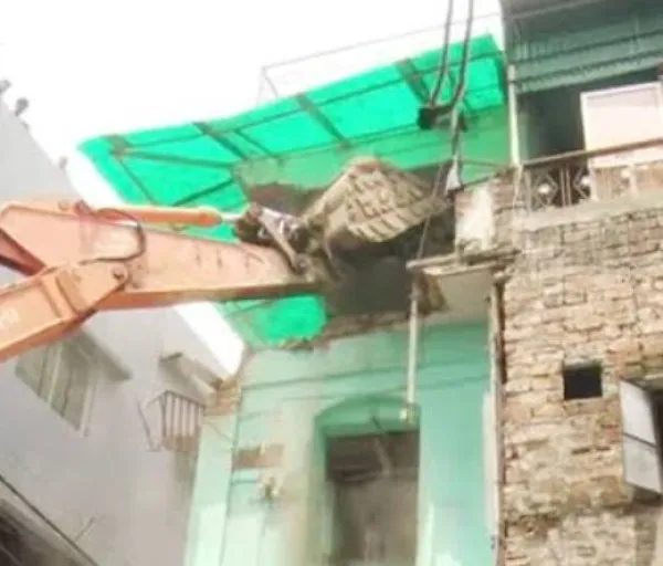Ujjain News : महाकाल के भक्तों पर थूकने वाले शख्श के घर गरजा बुलडोजर