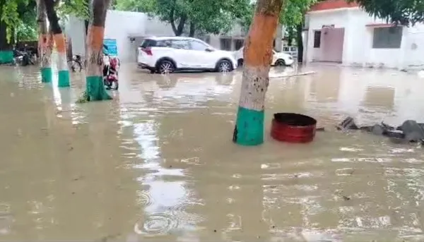 Kanpur Heavy Rain : भीषण बारिश से कानपुर का चौबेपुर थाना बना टापू,थानेदार हुए आक्रोशित