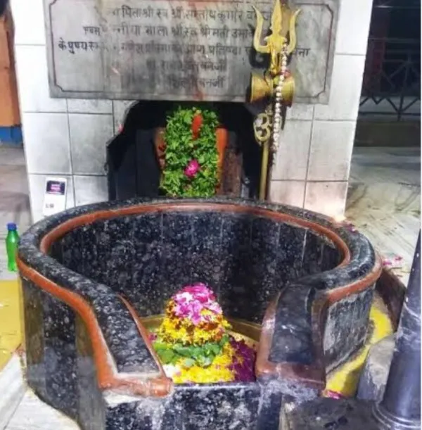 Gorakhpur Jharkhandi Mahadev Temple : जानिए इस शिव मंदिर को क्यों कहा जाता है झारखंडी महादेव,क्या है इस मंदिर का अनोखा रहस्य