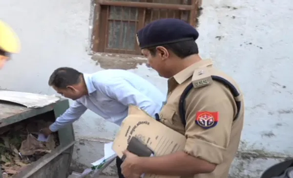 Kanpur News: पुलिस आयुक्त कार्यालय स्थित कूड़ेदान से निकल रहीं फ़ाइले व सील्ड दस्तावेज ! कारण जानकर हो जाएंगे हैरान