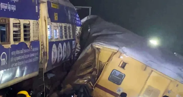 Andhra Pradesh Train Accident: आंध्रा में बड़ा ट्रेन हादसा ! 3 ट्रेनें टकराईं, कइयों की मौत बड़ी संख्या में लोग घायल
