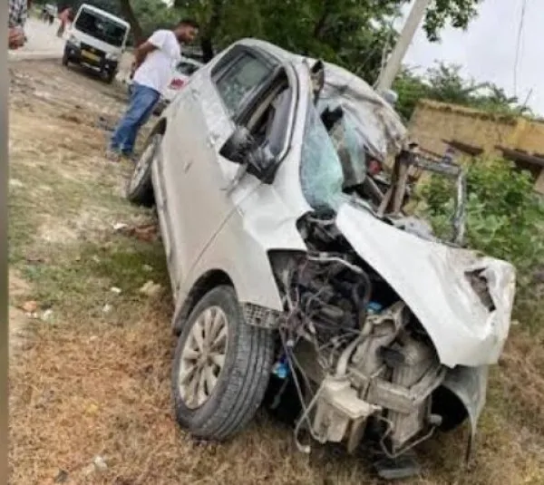 Tragic Accident In Varanasi: दर्दनाक हादसा ! कार के ड्राइवर को आई नींद, अनियंत्रित होकर ट्रक में जा घुसी कार, 8 की दर्दनाक मौत