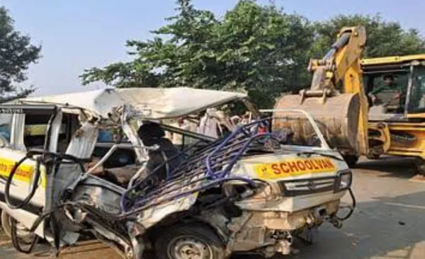 Badaun Accident News: बदायूं में दर्दनाक हादसा ! स्कूली बस और वैन में भीषण टक्कर, 4 बच्चों समेत ड्राइवर की मौत,16 घायल