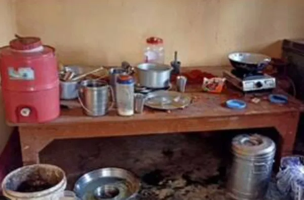 Basti News: चोरों ने स्कूल की रसोई को बनाया निशाना, पेट भर खाया खाना और फिर बर्तन लेकर हुए फरार