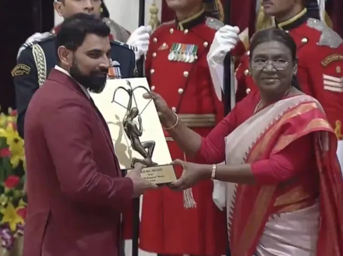 Mohammad Shami Arjun Award: विश्वकप 2023 में अद्वितीय प्रदर्शन करने वाले भारतीय तेज़ गेंदबाज मो.शमी को 'अर्जुन अवॉर्ड' से राष्ट्रपति ने किया सम्मानित ! बैडमिंटन में चिराग व सात्विक को खेल रत्न अवॉर्ड, देखें पूरी लिस्ट