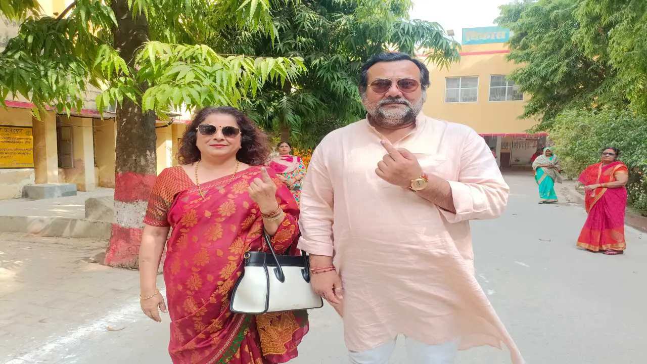 fatehpur_loksabha_voting_vikram_singh_with_wife_yugantar_pravah