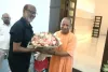 Rajnikant Meet Yogi Adityanath: साउथ के सुपरस्टार रजनीकांत ने सीएम योगी से की मुलाकात ! पैर छूकर लिया आशीर्वाद भेंट किया गुलदस्ता