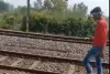 UP Teen Creating Reel On Track: दर्दनाक हा'दसा ! रेलवे ट्रैक पर आठवीं का छात्र बना रहा था रील, ट्रेन आई और शरीर के हो गए कई टु'कड़े