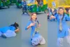 School Girl Dance Viral Video: ट्रैफिक रुकते ही स्कूल गर्ल ने फेंका अपना बैग! सड़क पर लेटकर करने लगी ऐसा डांस वायरल हुआ वीडियो,भड़के यूजर्स