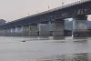 Kanpur News: गंगा पुल से गुजर रही थी ट्रेन ! तभी ट्रेन से सन्दिग्ध परिस्थितियों में गिरी युवती, मिली निर्वस्त्र हाल में