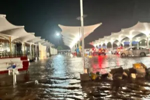 Gujarat Flood : गुजरात में बारिश से हाहाकार,अब एयरपोर्ट में घुटनों तक पानी
