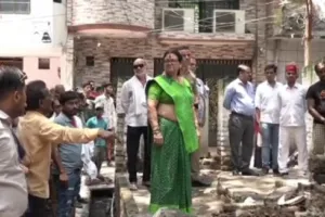 Mayor Pramila Pandey : मन्दिर में कब्जा देख मेयर प्रमिला पांडे का पारा हुआ हाई, कर दी सरकार से ऐसी अनोखी मांग