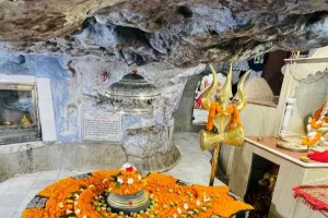 Tapkeshwar Mahadev Temple : इस प्राचीन गुफा में प्रकृति करती है शिवलिंग का जलाभिषेक,गुरु द्रोणाचार्य ने यहां की थी शिव जी की तपस्या
