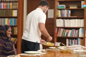 Rahul Gandhi News : राहुल गांधी से मिलकर भावुक हो गया सब्जी विक्रेता ! कहा कुछ ऐसा Rahul ने खुद परोसा खाना