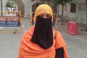 Kanpur News: मुस्लिम युवती ने ओढ़ लिया भगवा ! भड़क गए शहरकाज़ी, कहा वहीं से मांग लो मदद 