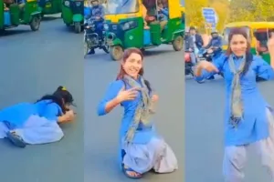 School Girl Dance Viral Video: ट्रैफिक रुकते ही स्कूल गर्ल ने फेंका अपना बैग! सड़क पर लेटकर करने लगी ऐसा डांस वायरल हुआ वीडियो,भड़के यूजर्स