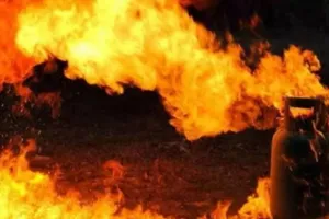 Deoria News In Hindi: देवरिया में दर्दनाक हादसा ! एलपीजी गैस सिलेंडर फटने से मां समेत 3 बच्चों की जलकर हुई दर्दनाक मौत